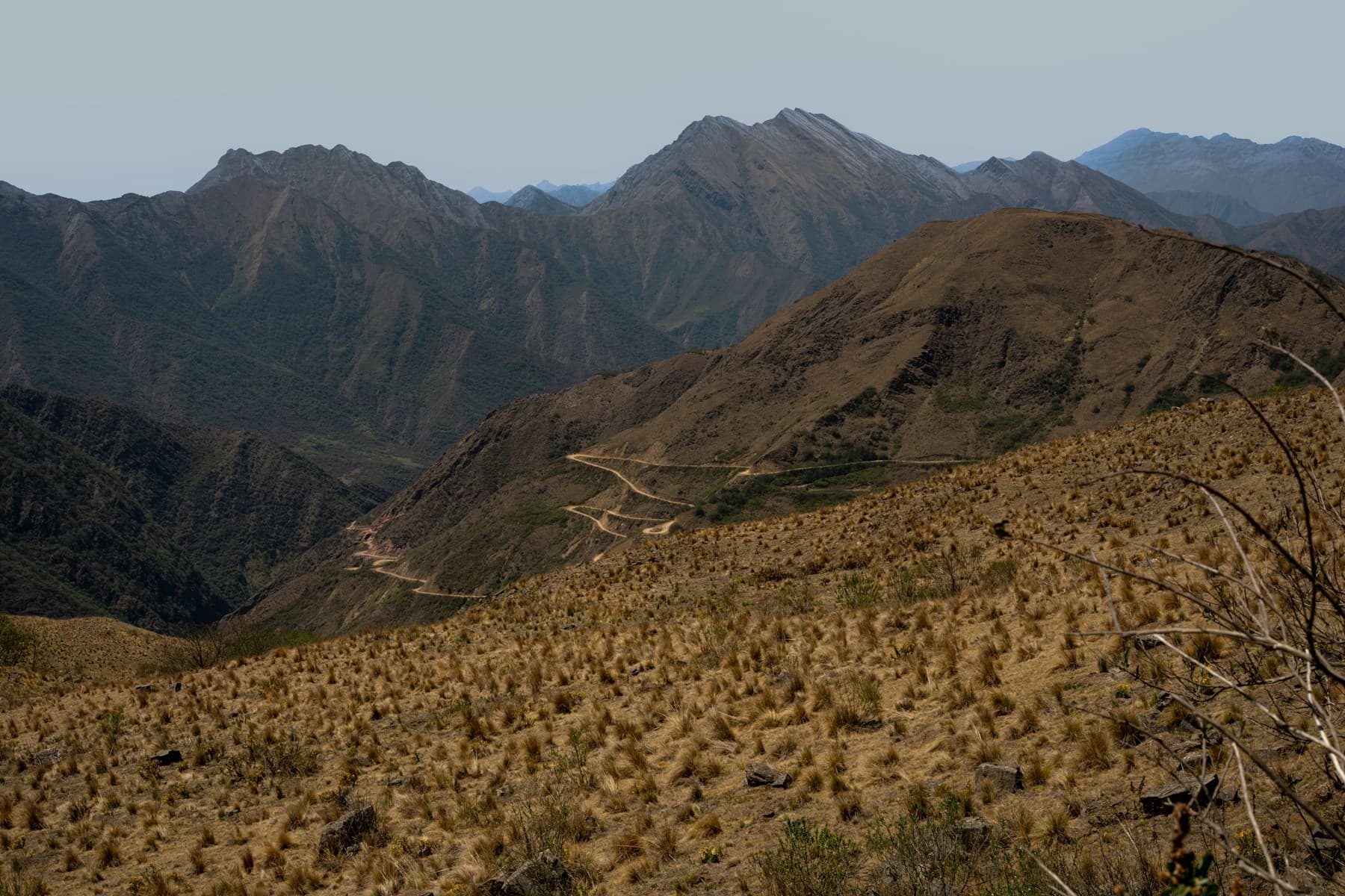 Camino sinuoso atravesando un paisaje montañoso de Jujuy
